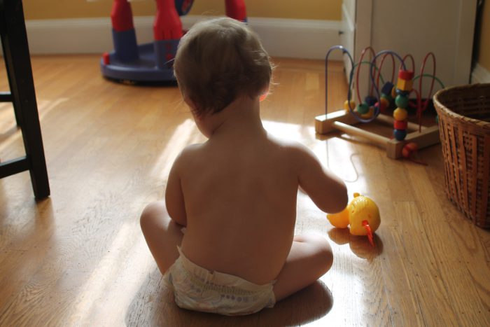 Bebé jugando en el salón