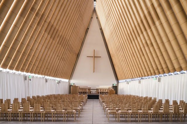 Interior de Chris Chruch Nueva Zelanda - Shigeru Ban