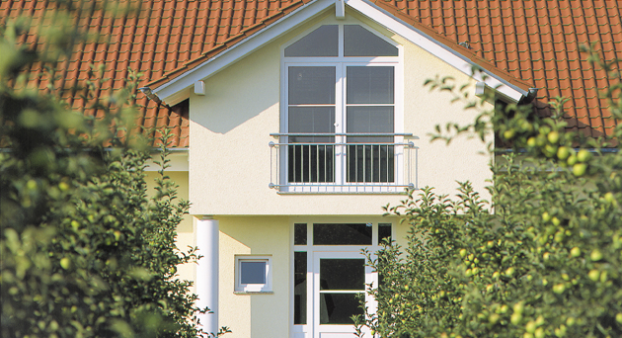 Casa con ventanas de tipo climalit