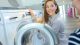 Mujer escucha características de una lavadora