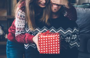 Chica dando regalo a un chico