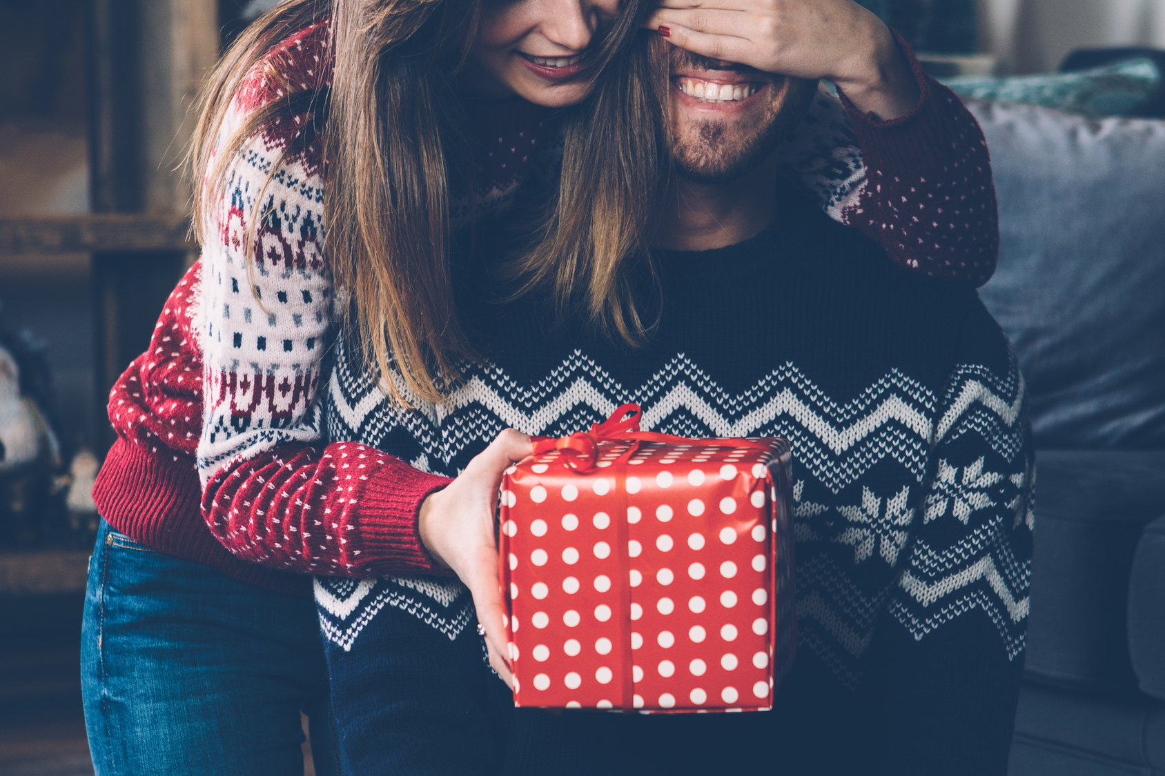 Chica dando regalo a un chico