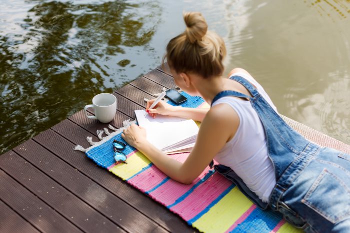 Mujer escribiendo en un cuaderno