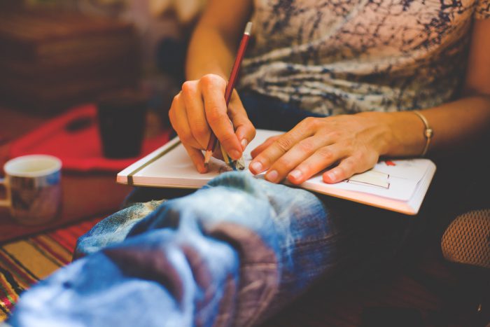 Una persona dibuja en un cuaderno