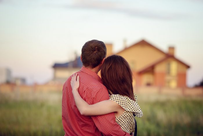 Pareja mirando hacia su casa