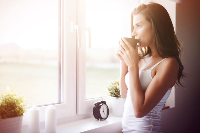 chica mirando ventanas de pvc