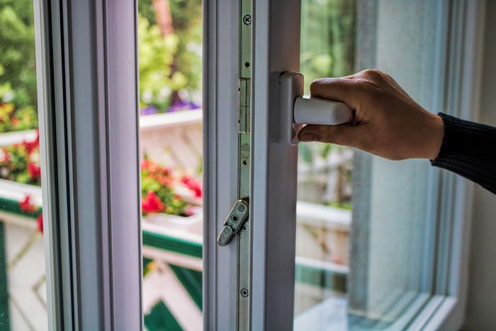 Arreglar las puertas de casa cuando rozan contra el marco o el suelo